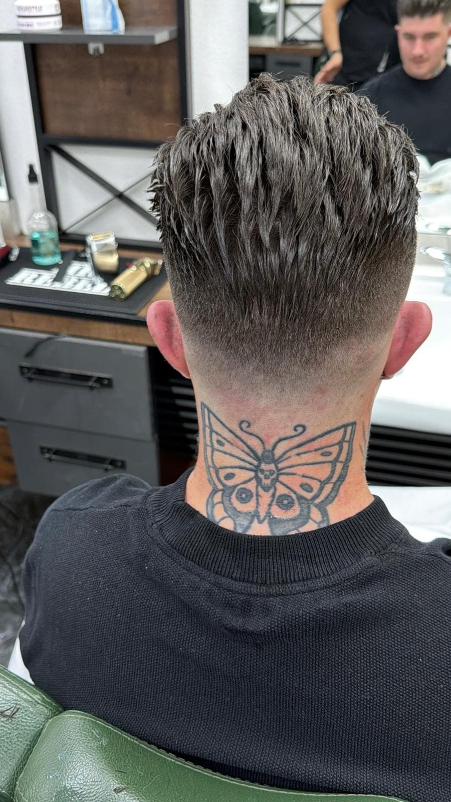 Low skin fade met textured top, achteraanzicht – The Fade Veenendaal