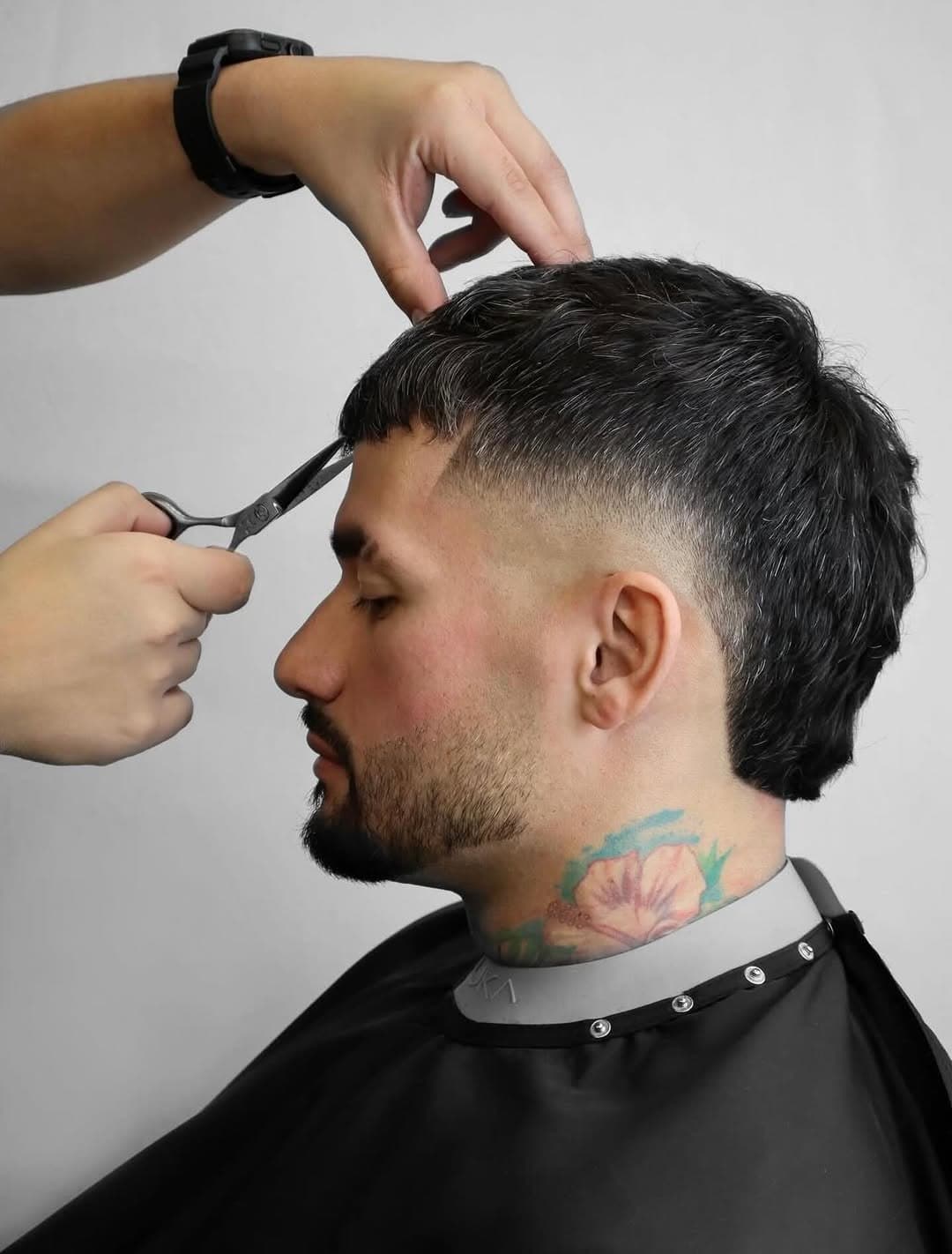 Barber knipt een burst fade met de schaar bij The Fade in Veenendaal
