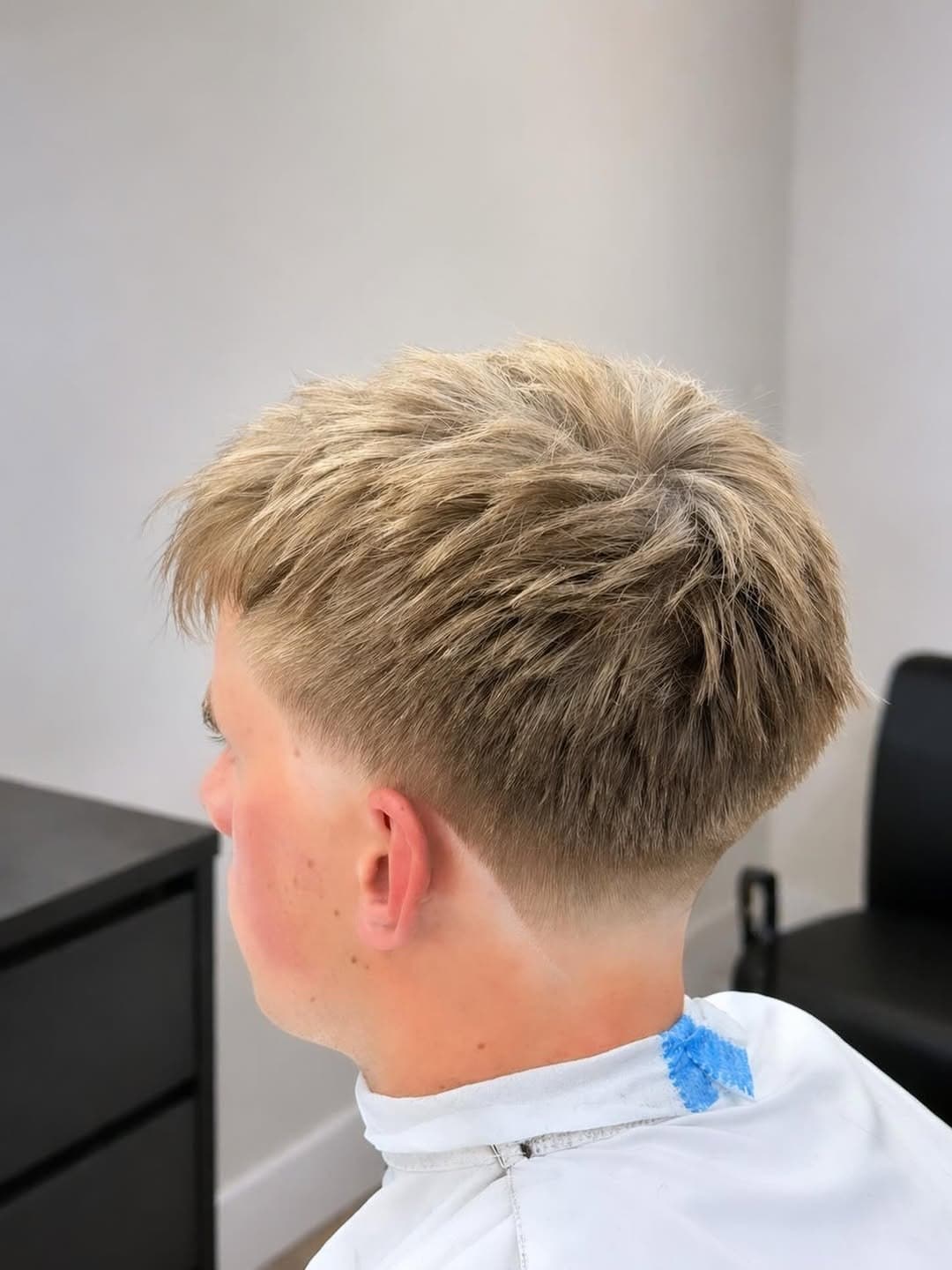 Blonde textured crop met fade, achteraanzicht